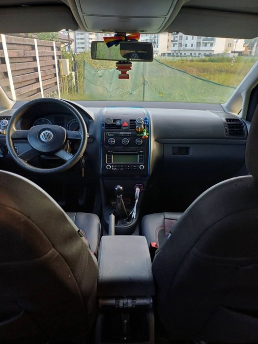 Autoturism vw Touran motor 1968...140.cai an 2006 mașina este intretin