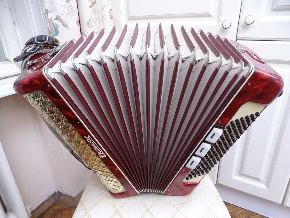 Стар акордеон Велтмайстер 96 баса