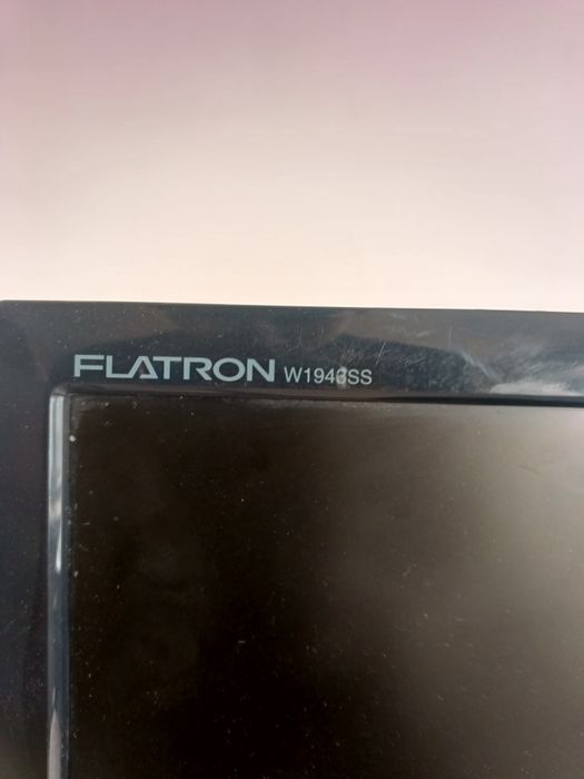 Монитор LG 21,5 дюйм работает