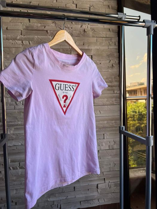 Тениска на марката Guess