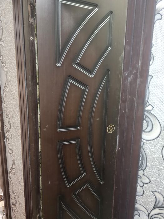 Продаются межкомнатные двери, две ванна и туалет и три для комнат