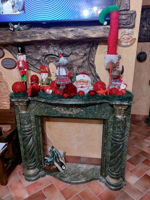 Masca de semineu.si doua canapele