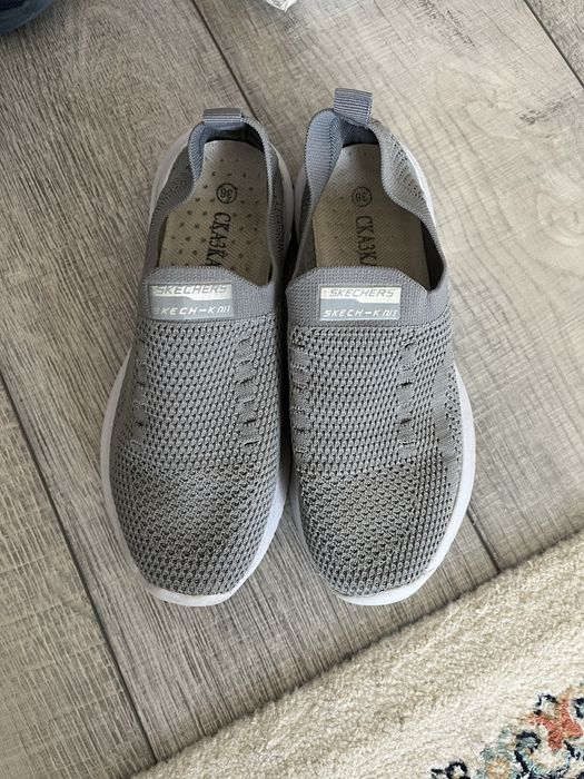 Срочно продам кроссы для мальчиков, размер 36