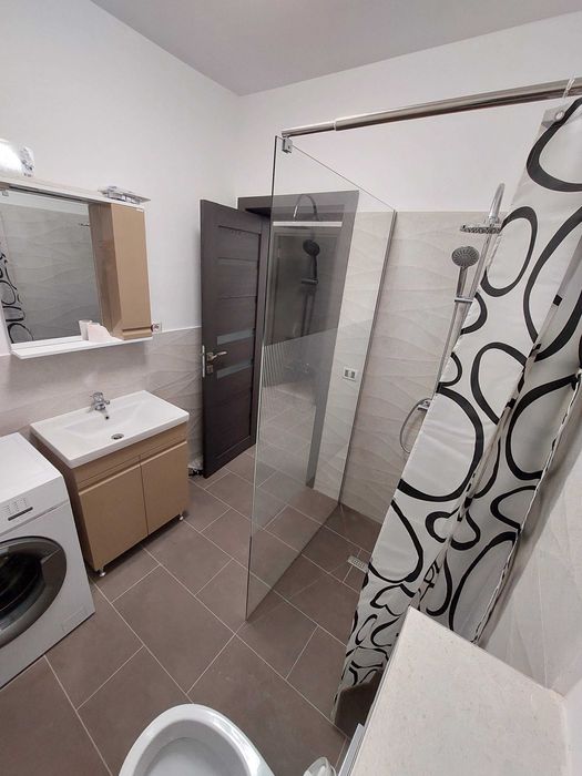 Ofer spre închiriere apartament de lux la casa
