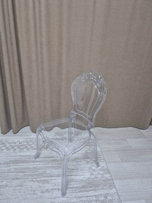 Продам  прозрачные стулья