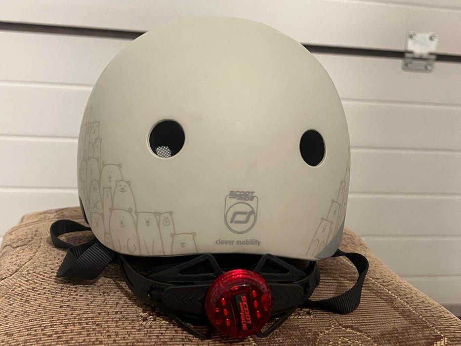 Scoot and Ride Casca de protectie cu LED si sistem de reglare magnetic