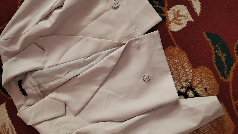 Ayol qizlar uchun kostyum bryuk sotiladi