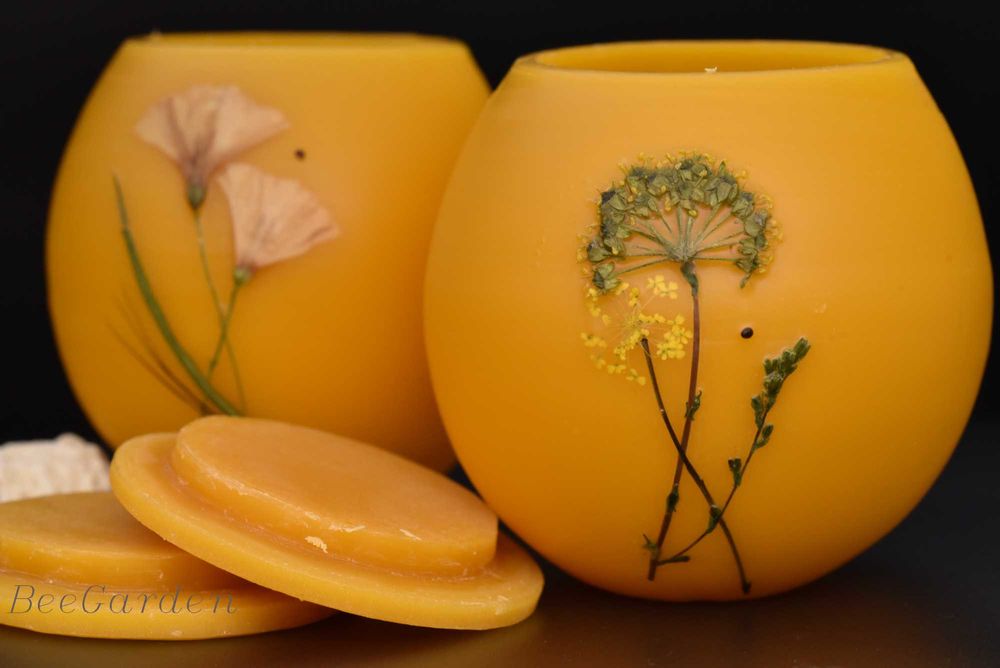 Ръчно изработено бурканче от пчелен восък с пчелен мед,