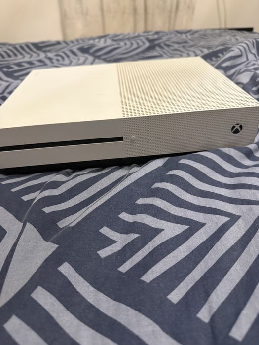 Xbox one S 1T + 2 manete+ jocuri