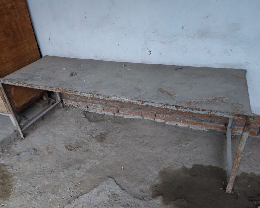 Стол железный...