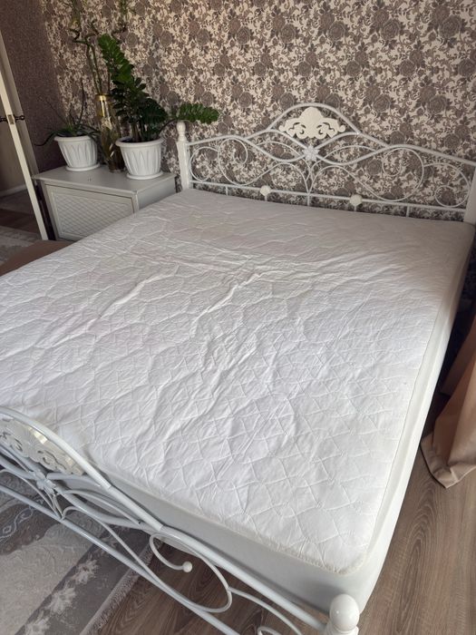 Кровать двуспальная на