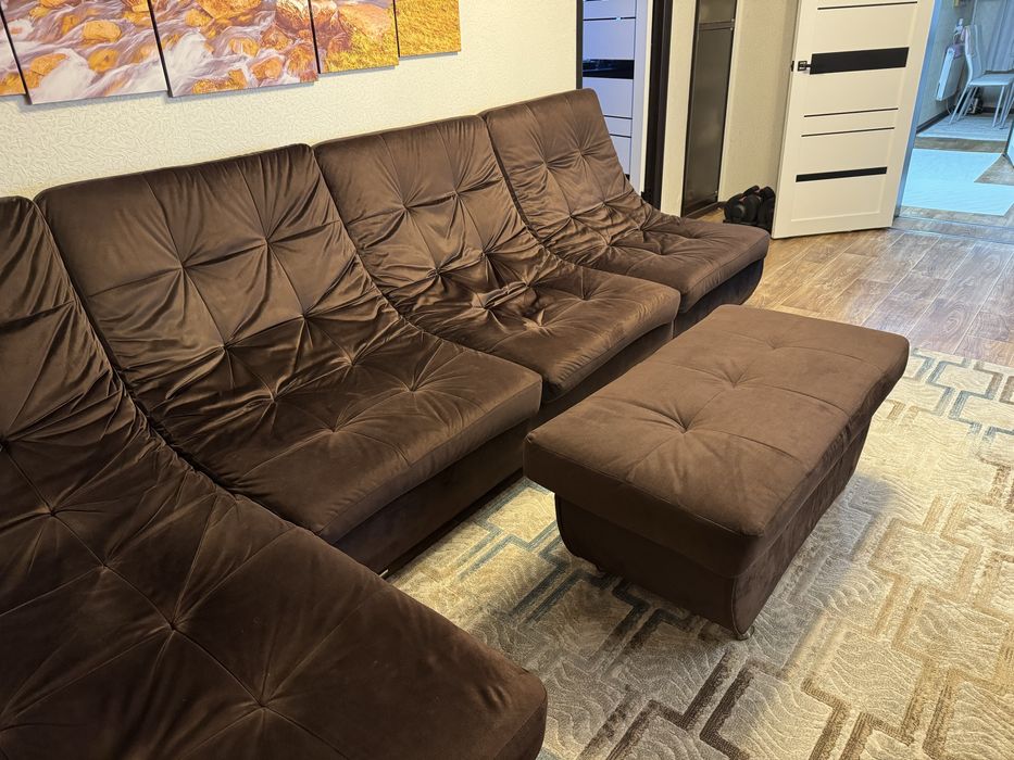 Продам диван в комплекте с пуфом