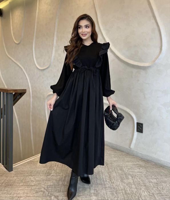 Краси́вое чёрное платье.