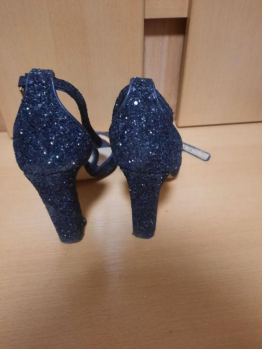 Продам босоножки