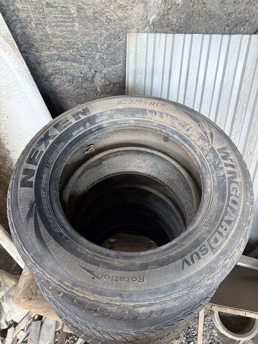 Продам зимние шины 235/65R17