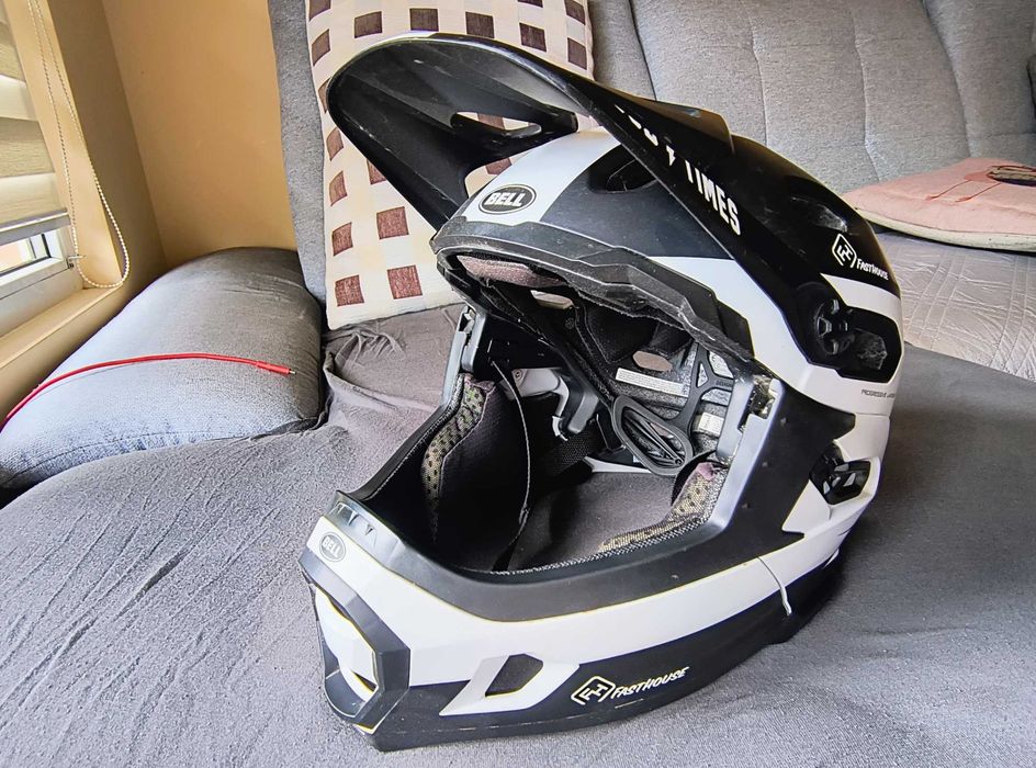 MTB каска Bell Super DH MIPS Helmet