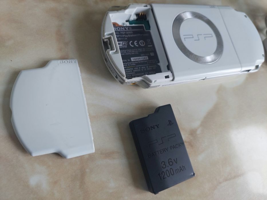 [PSP] Vând SONY PSP 2004 sLim and Lite alb [MODAT] FULL BOX //poze reale
