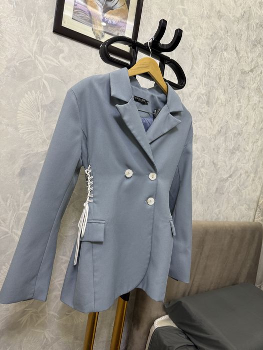 Пилжак женский голубого цвета.