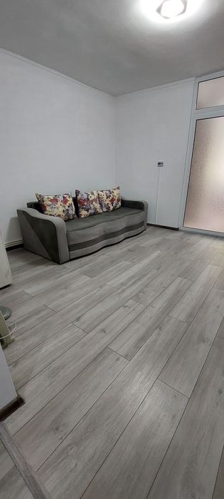 Închiriez garsoniera