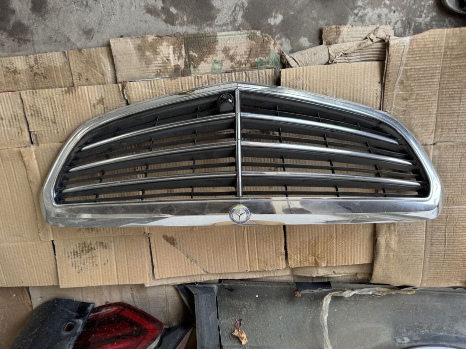 Oldi orqa kapot,oldi orqa banfer ,oldi rishotka  mercedes e 400niki ..