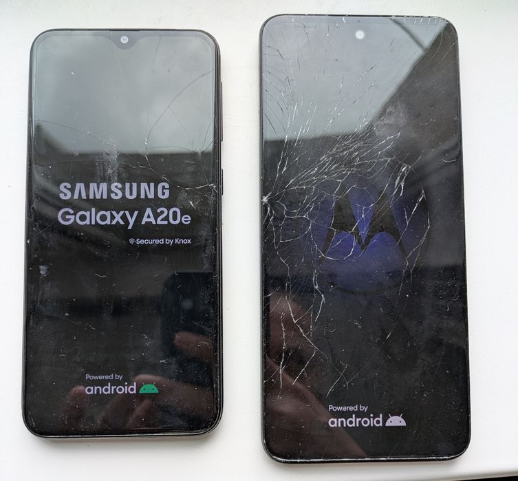 Două telefoane cu ecran spart Samsung A20e și Motorola G13, perfect functionale.