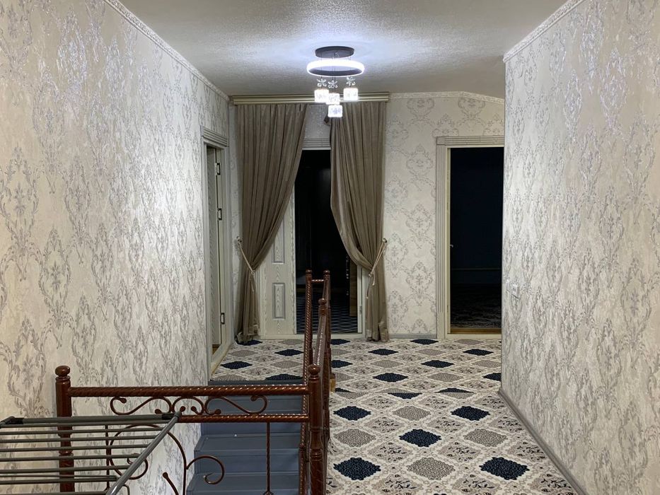 Barcha sharoitlarga ega UY SOTILADI