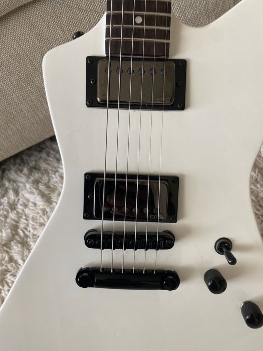 Vând chitara  din Masterpiece- Esp Snakbyte SW -Made in China, cu doze Emg JH Active   la care s-a schimbat tot (doze ,bridge ,nut , retastat , setat