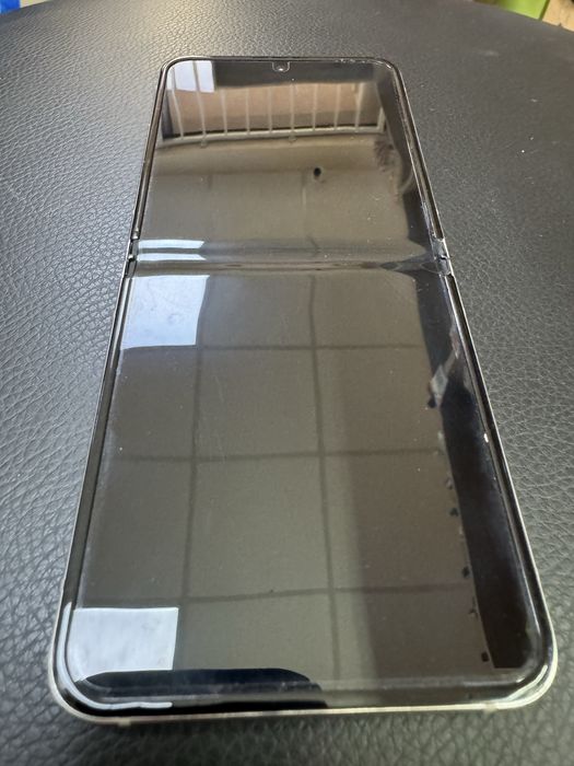 Samsung Galaxy Z Flip5 с памет 256GB и цвят Cream (светлобежов/ванилия)