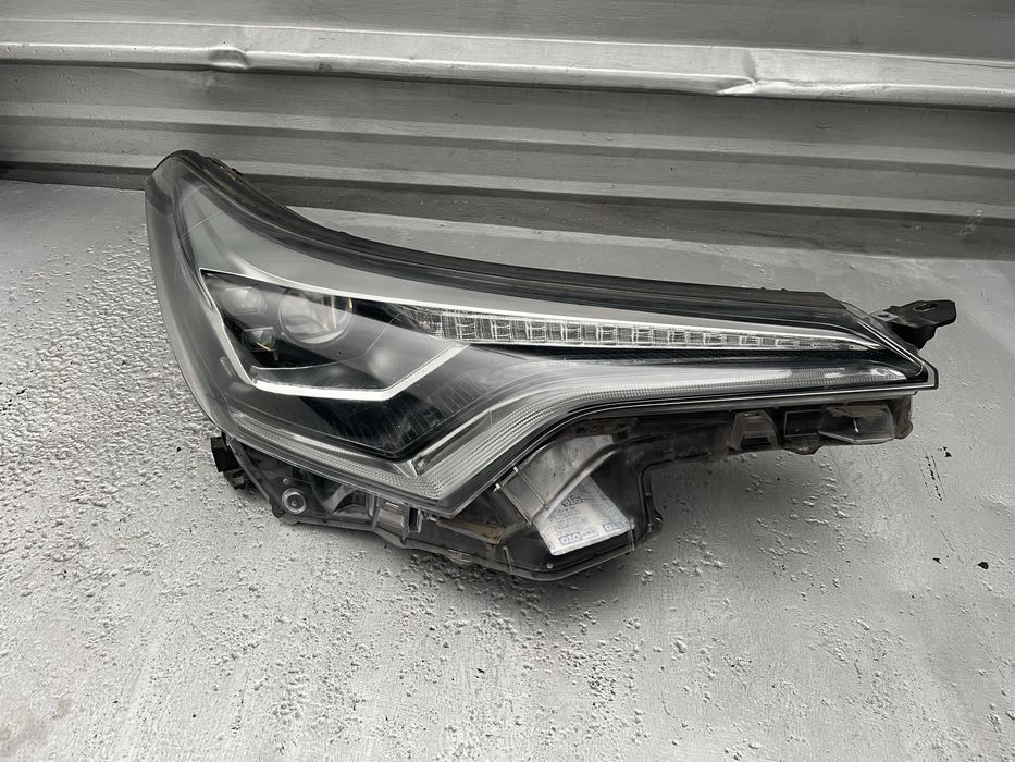 Оригинален десен LED фар Toyota C-HR 2019+ 81110-F4170