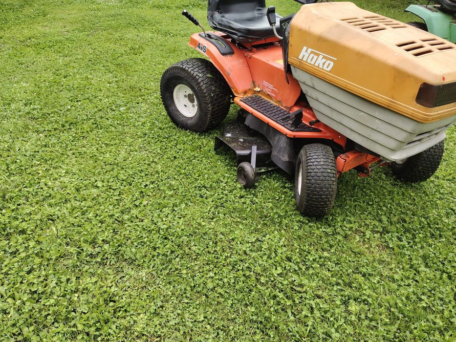 Vând tractoras de tuns iarba gazonul