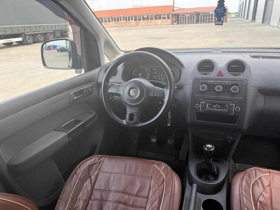 VW Caddy 2012 manual intretinut