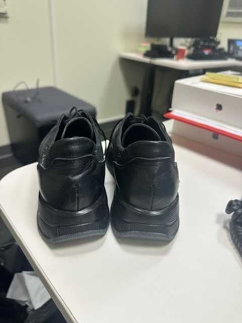 Кожени обувки с връзки