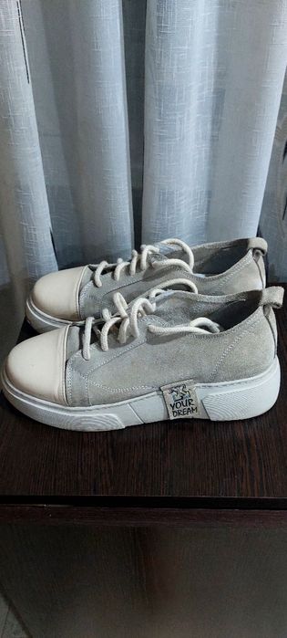 Продам кросы срочно.