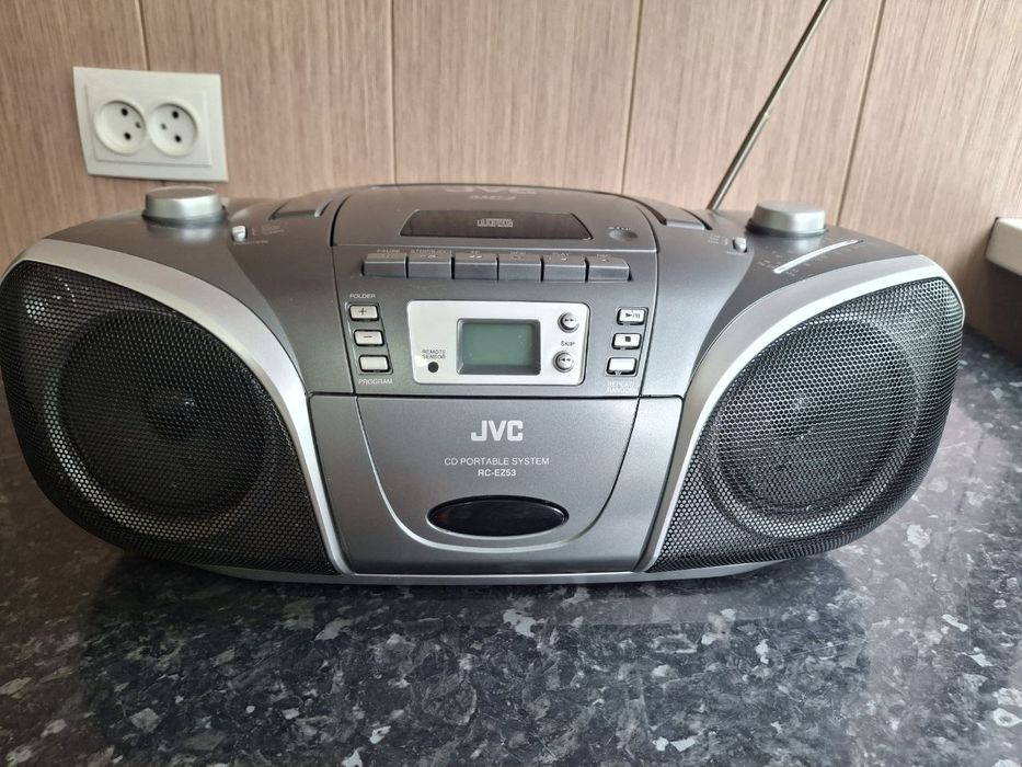 Продам новый магнитофон в отличном состоянии MP3,RADIO,USB,KASETA