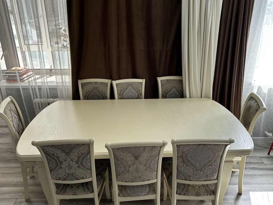 Продам стол в гостинную