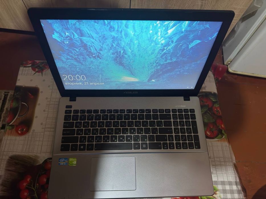 Ноутбук Asus X550C