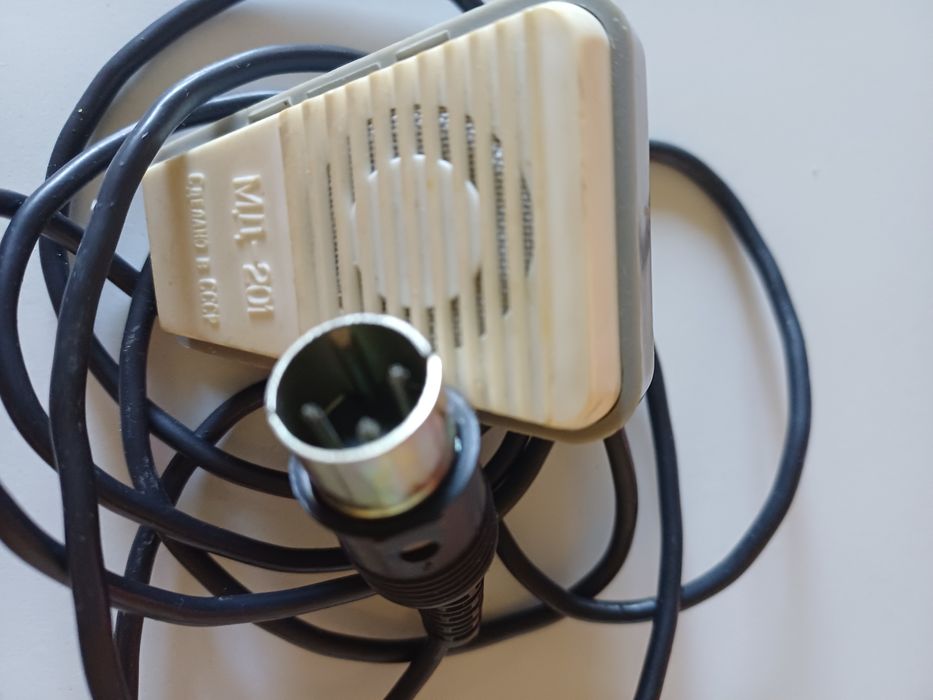 Microfoane 4 bucati 1 pentru voce-Akai, 1 pentru instrumente plus 2