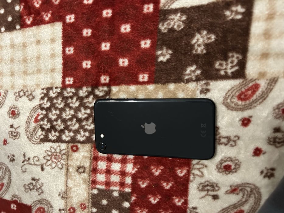 Продам айфон се 2020