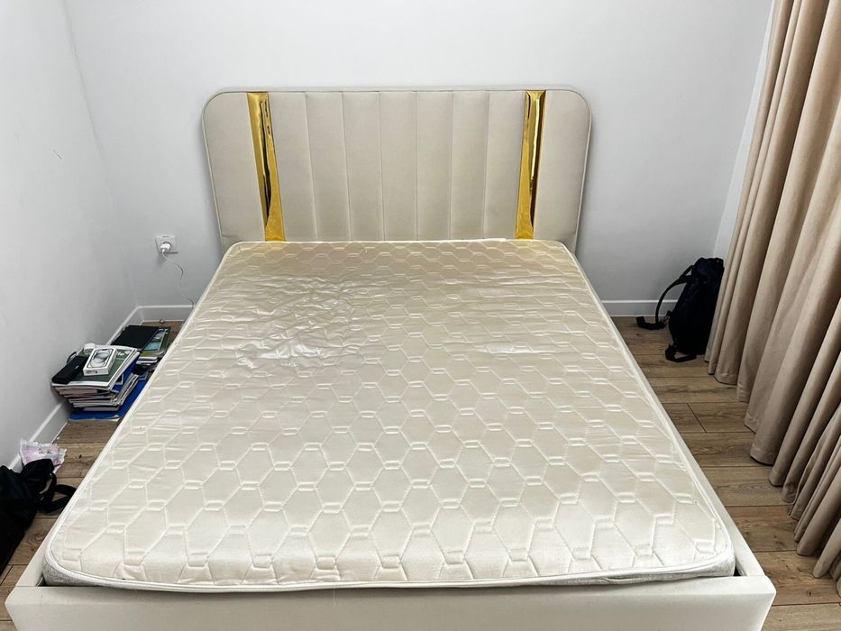 двуспальная кровать с матрасом