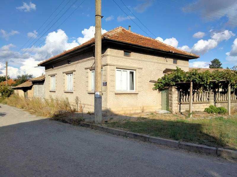 Продавам две къщи с парцел ,на две улици и площад
