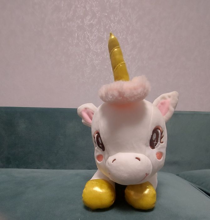 Мягкая игрушка в виде единорога.