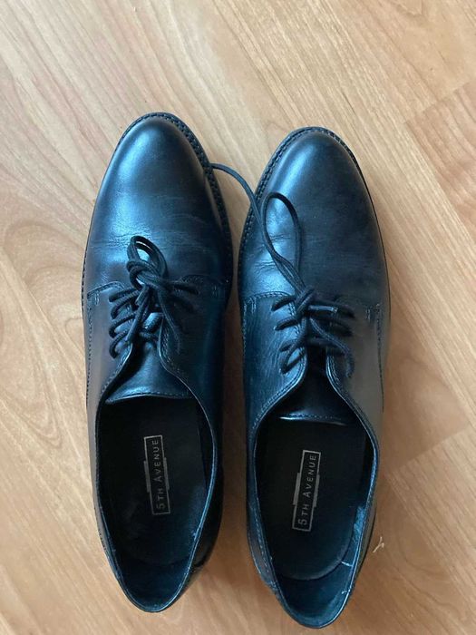 Дамски черни обувки с връзки от естествена кожа