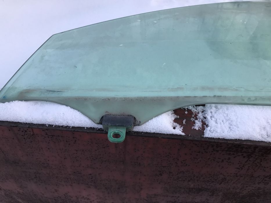 Продам левое боковое стекло на камри 40