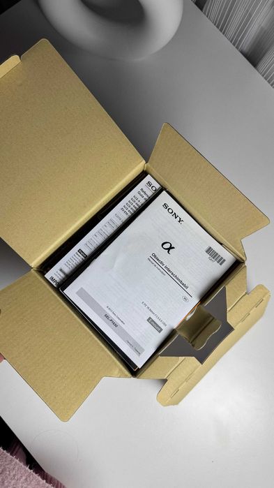 Sony Alpha ZV-E10 cu obiectiv 16-50 mm F/3.5-5.6