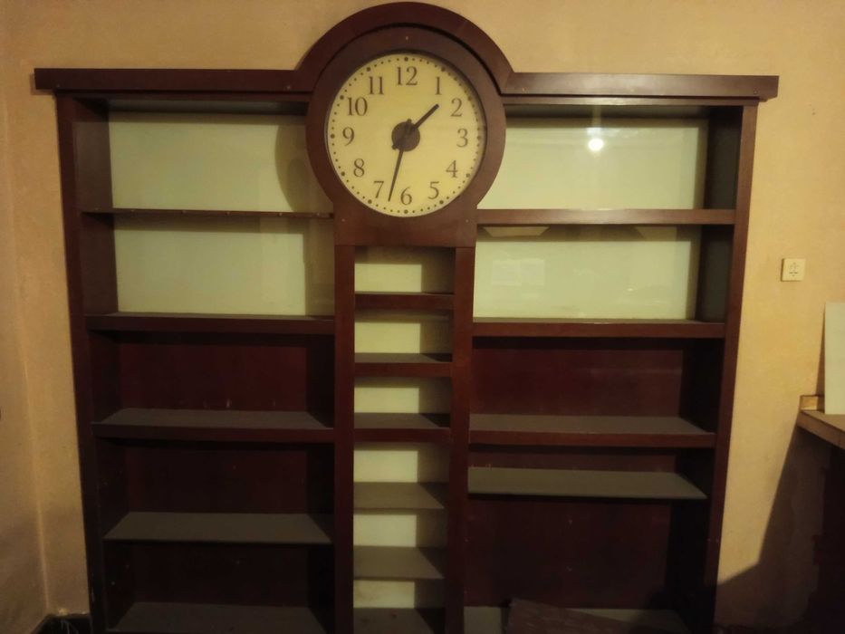 Библиотека с вграден часовник