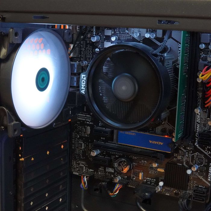 Desktop AMD Ryzen 5 3400G 16GB RAM 1TB SSD + AMD Radeon RX Vega 11 2GB, Lumini RGB, Negru, 12 LUNI GARANTIE