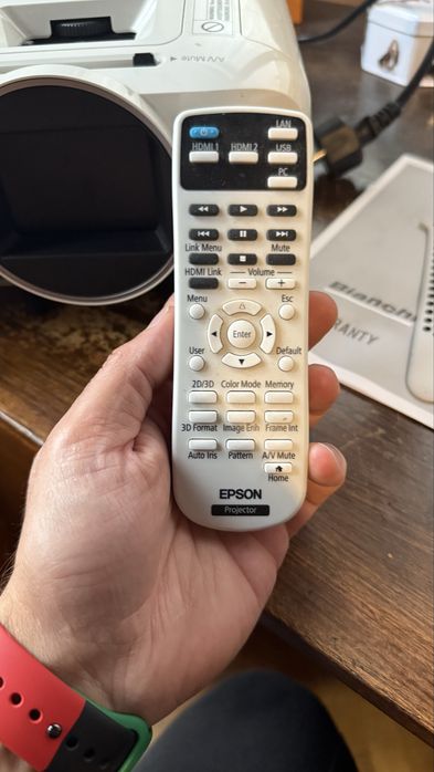 Проектор 4К EPSON EH-TW5600 топ като Нов Цена 1400 Еур