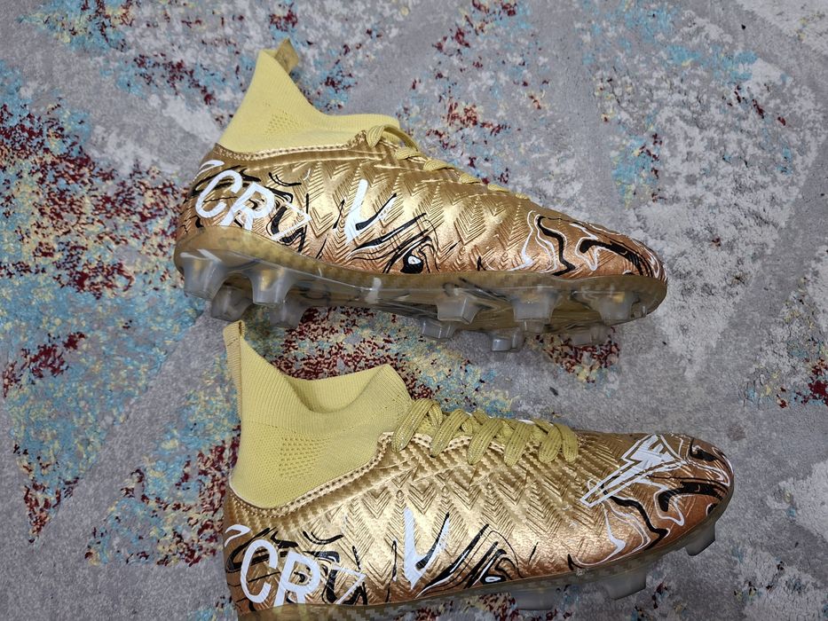 Футболни обувки - бутонки