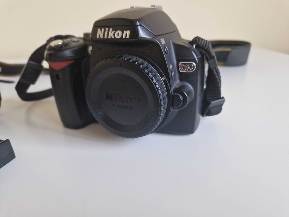 Продавам цифров огледално-рефлексен фотоапарат Nikon D60