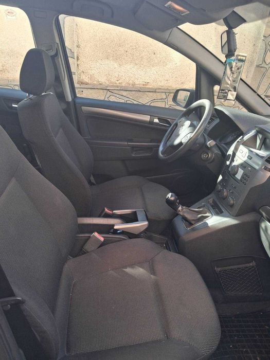 Продавам Опел Зафира